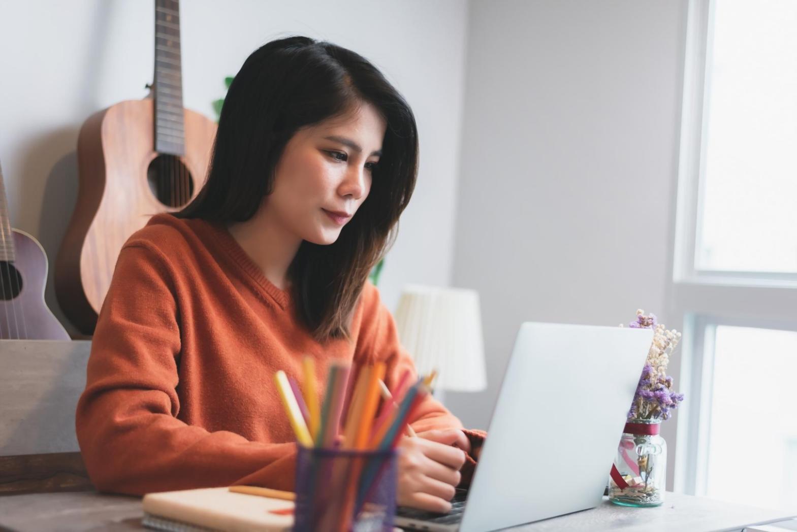 Équipe d'analystes financiers travaillant sur des rapports budgétaires