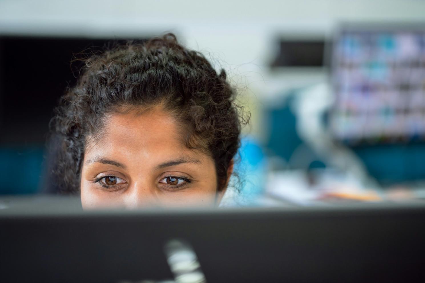 Environnement de travail avec outils d'analyse financière et documents budgétaires